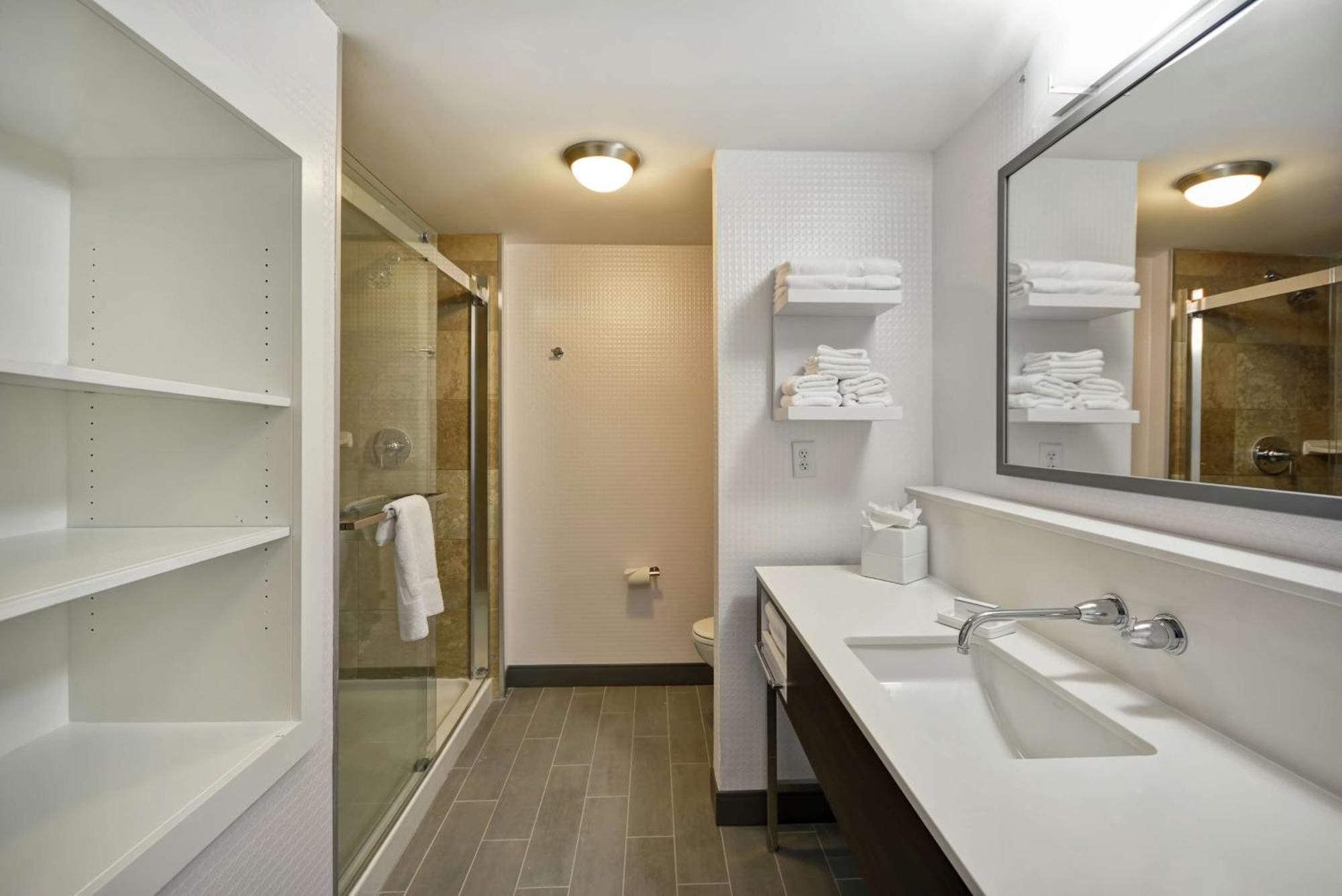 King Room with King Bed - Non-Smoking