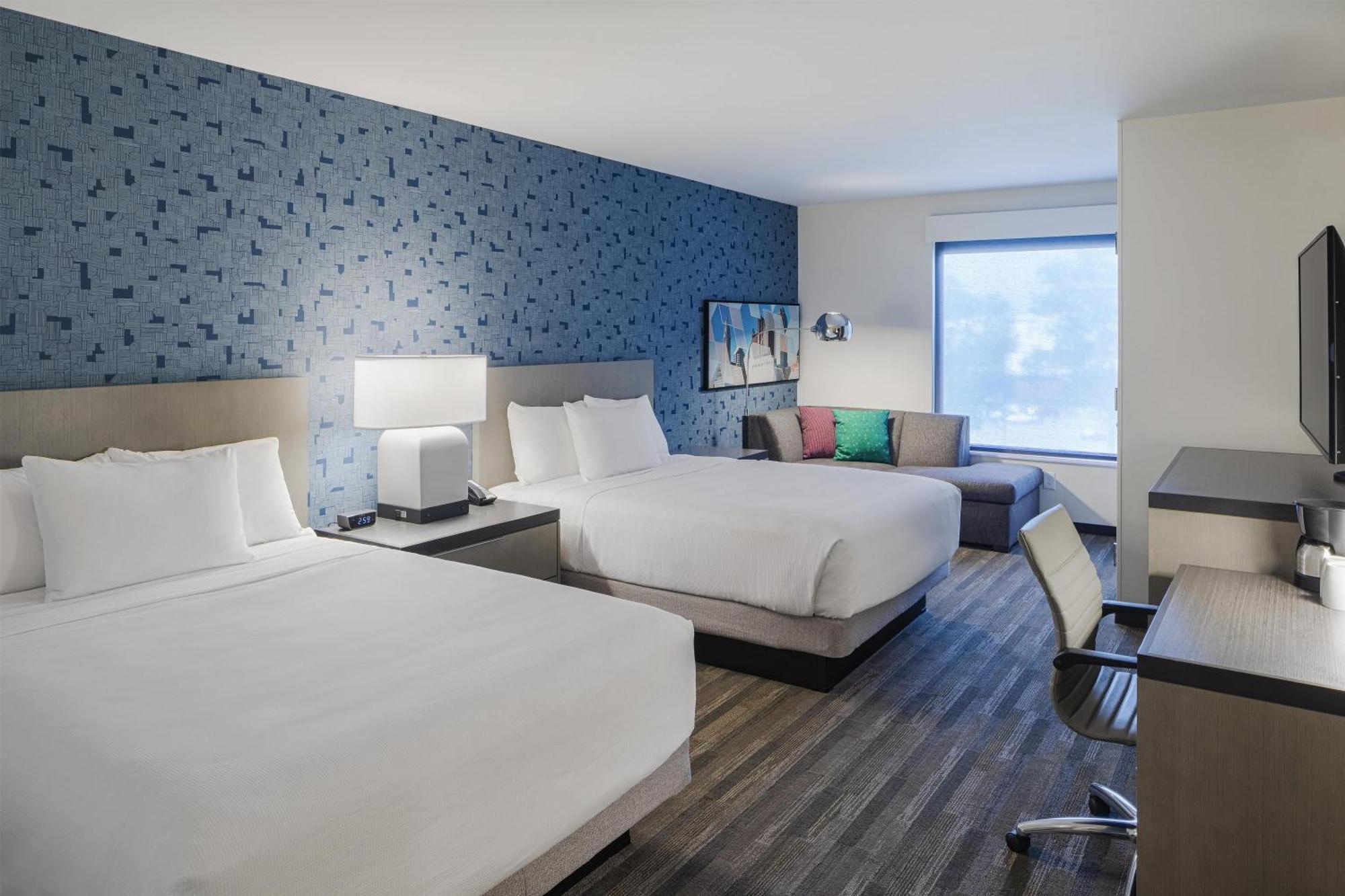 Den Guestroom Two Queen Beds
