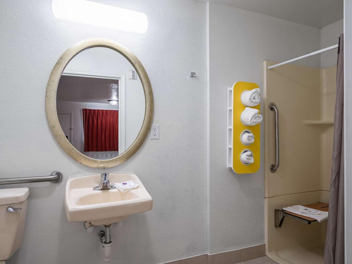 King Room with Roll-in Shower - Disability Access - Non-Smoking